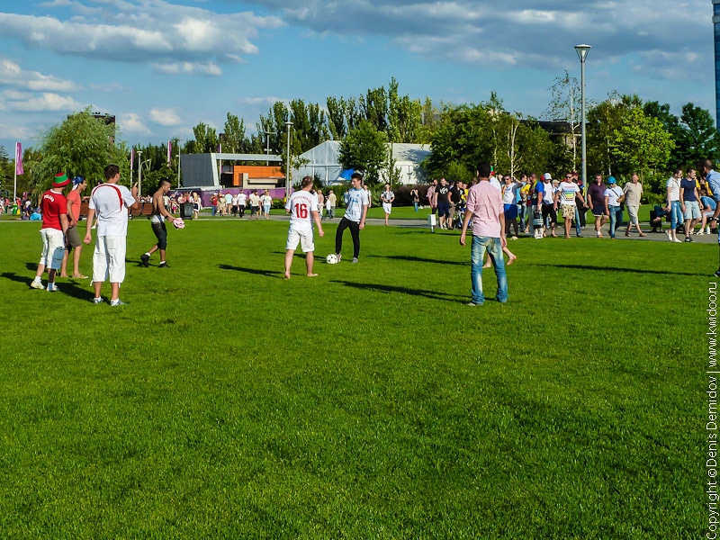 Молодежь играет в футбол перед ЕВРО