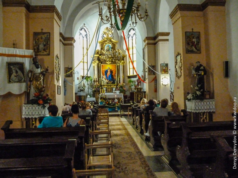 Внутри Римско-католической церкви в Трускавце