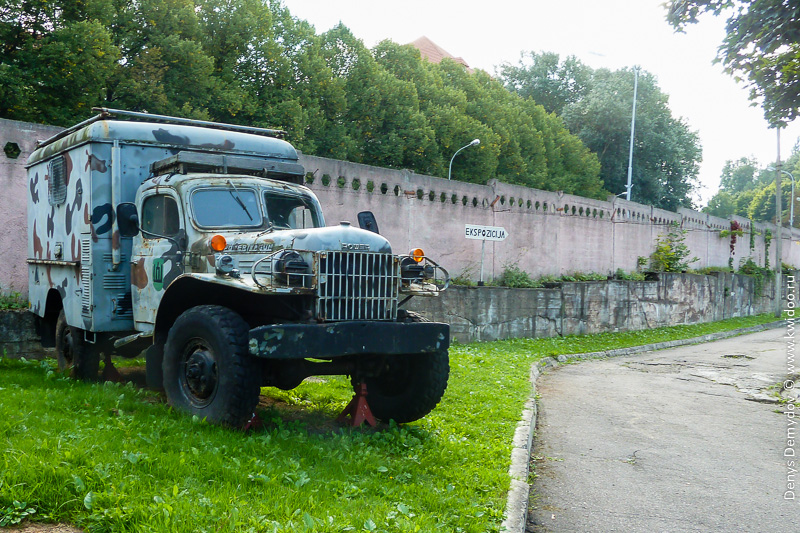 Военный грузовик, встречающий посетителей музея военной техники