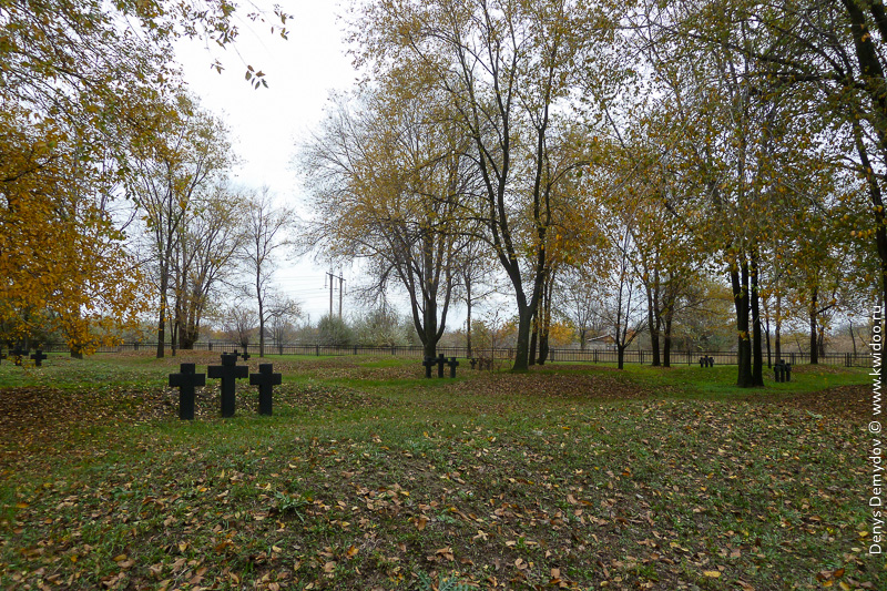 Кладбище находится в не самом презентабельном месте города, но его смогли облагородить.