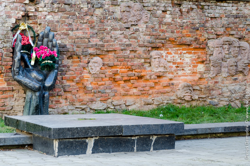 Стена плача по репрессированным в Дрогобыче