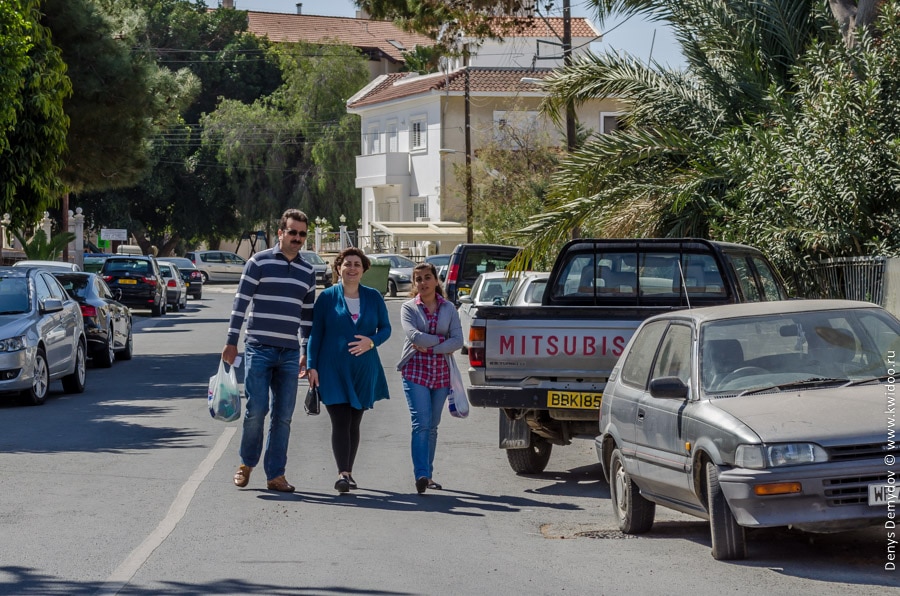 Жители Кипра не боятся камер и часто улыбаются