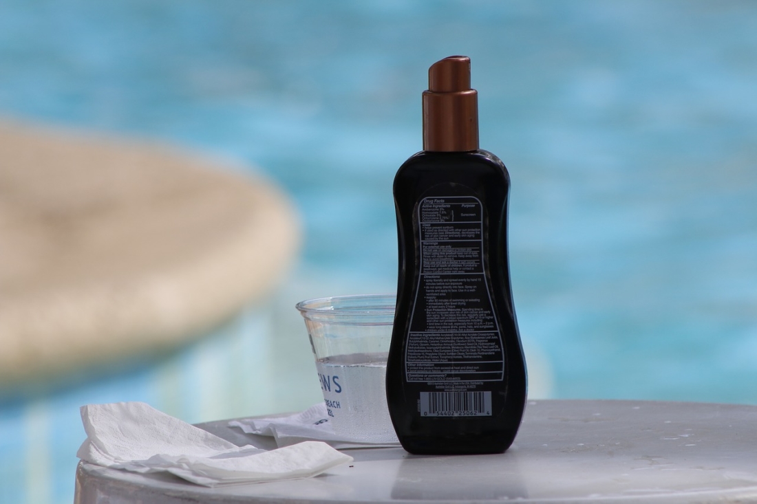 The best option in my opinion is a cream with a degree of protection of 30 SPF. It is suitable for both the beach and urban conditions in our latitudes.