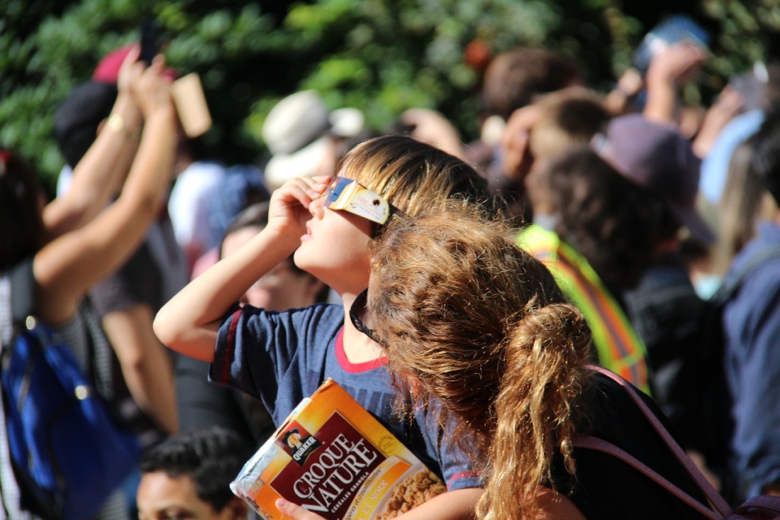 子供を含むすべての人は、視力を守るために保護フィルムやガラスを通してのみ日食を見ることができる