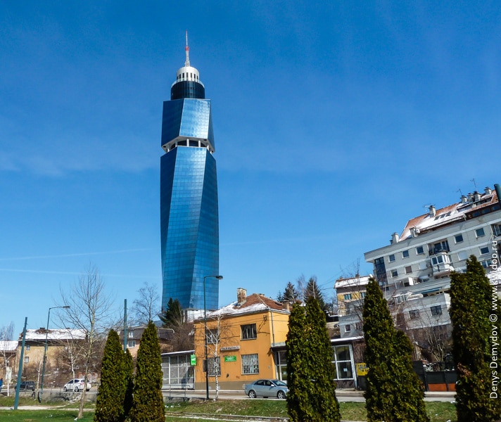 Отличный ориентир - перекрученная башня, видна со всего города