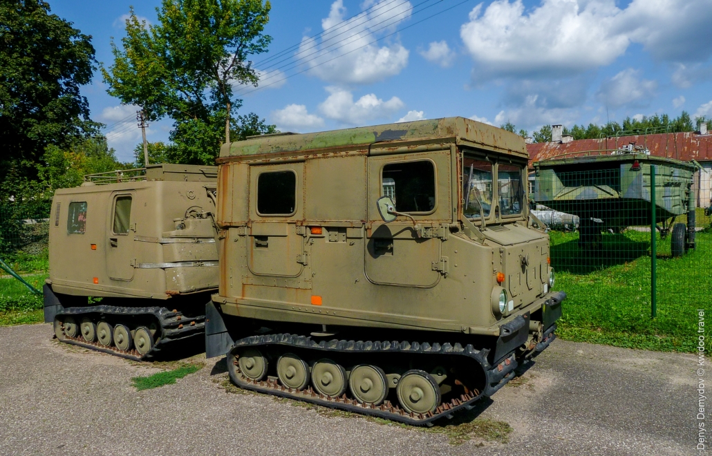 Ещё один гусеничный вездеход в коллекции военной техники Каунаса. BV206  состоит из двух частей, покрашен в цвет хаки.