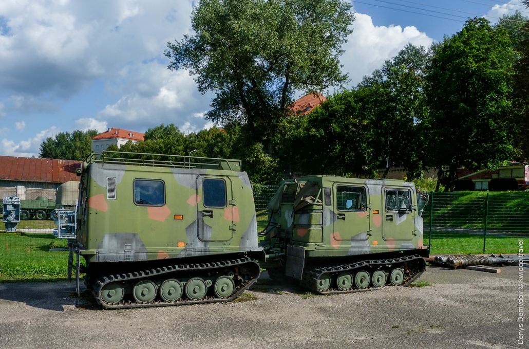 Военный вездеход Bandvagn 206 "Лось" представляет собой два транспортных средства, связанных между собой сцепкой на гусеничном ходу.