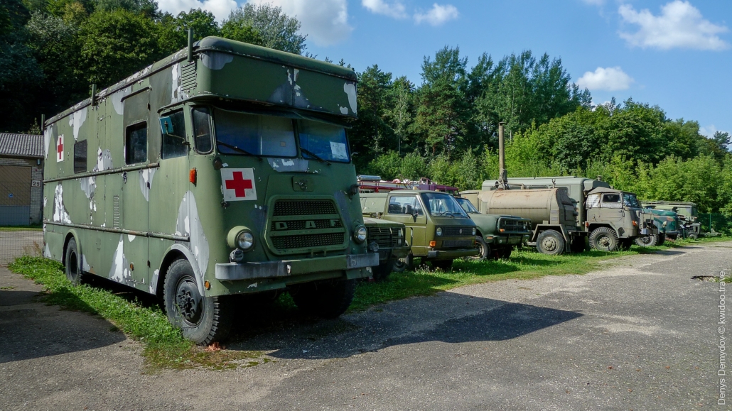 Среди рядом других военных автомобилей можно найти большой грузовик DAF V1600 BB, покрашенный в зелёную краску, облезшую со временем и с нанесённым знаком красного креста. использовался медицинской бригадой.