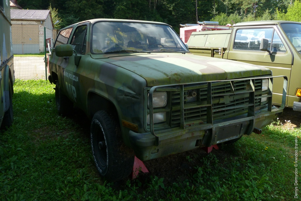 Старый военный внедорожник Chevrolet M1008 камуфляжного окраса военной полиции.