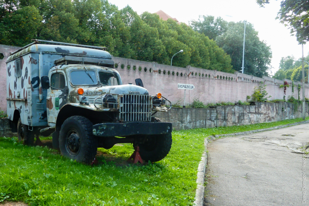 Грузовик Dodge Power Wagon в камуфляжном окрасе превращён в музейный экспонат в Литве.