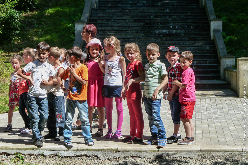 Грузинские дети в ботаническом саду