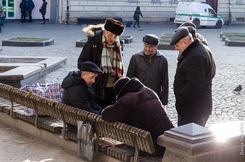 Мужчины в сквере Дрогобыча играют в шахматы