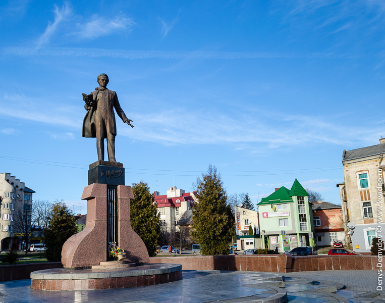 Памятник молодому Т.Г. Шевченко, город Дрогобыч