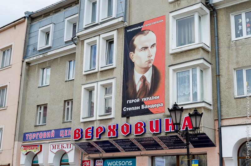 Плакат Бандере на главной площади города