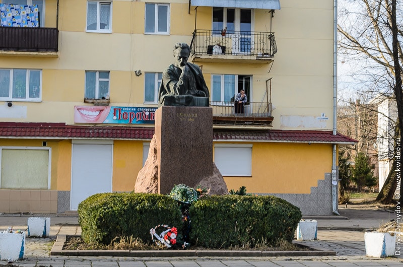 Памятник Ивану Франко в Бориславе. Обратите внимание на мужчину на балконе