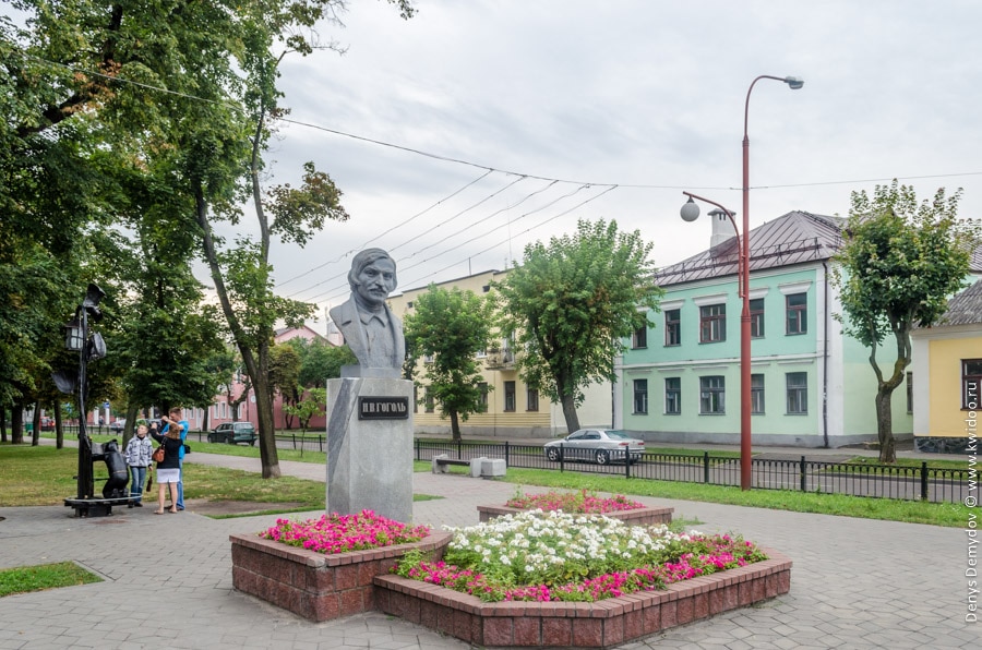 Памятник Н.В. Гоголю в Бресте, возле аллеи фонарей