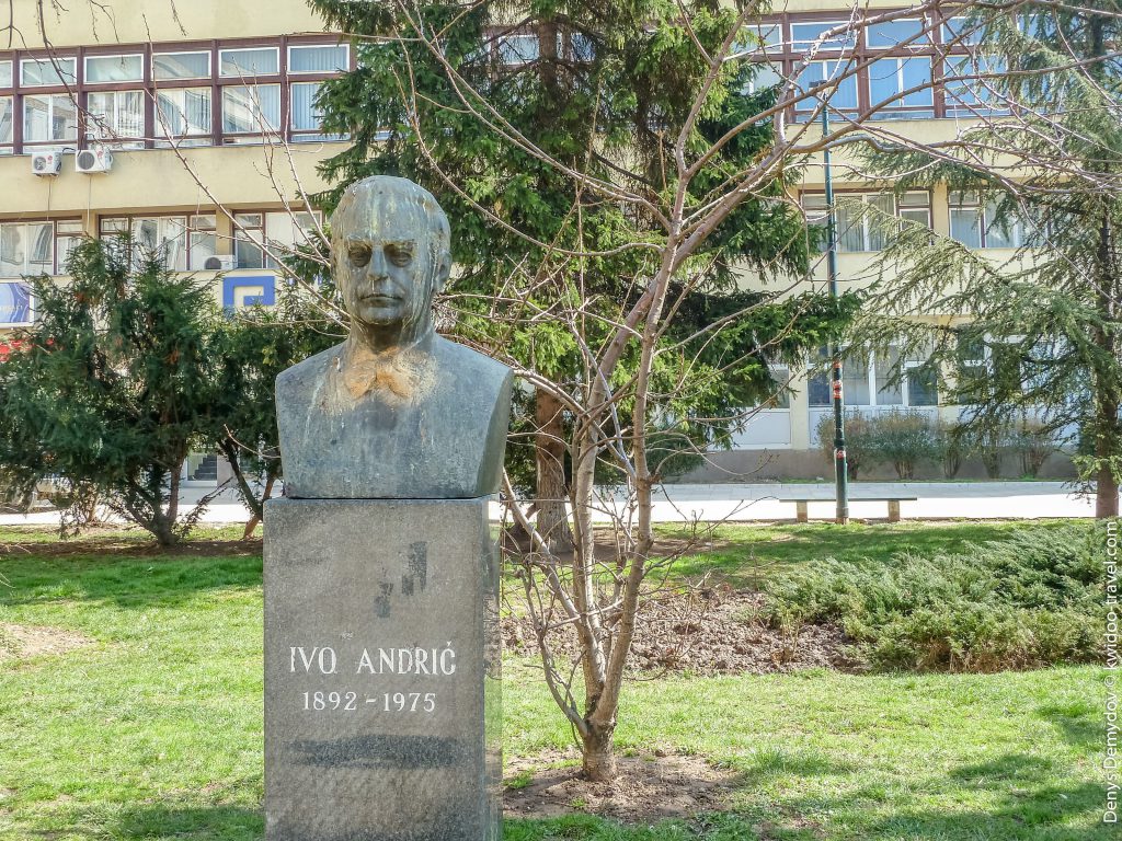 В Сараево облили краской памятник Иво Андрича