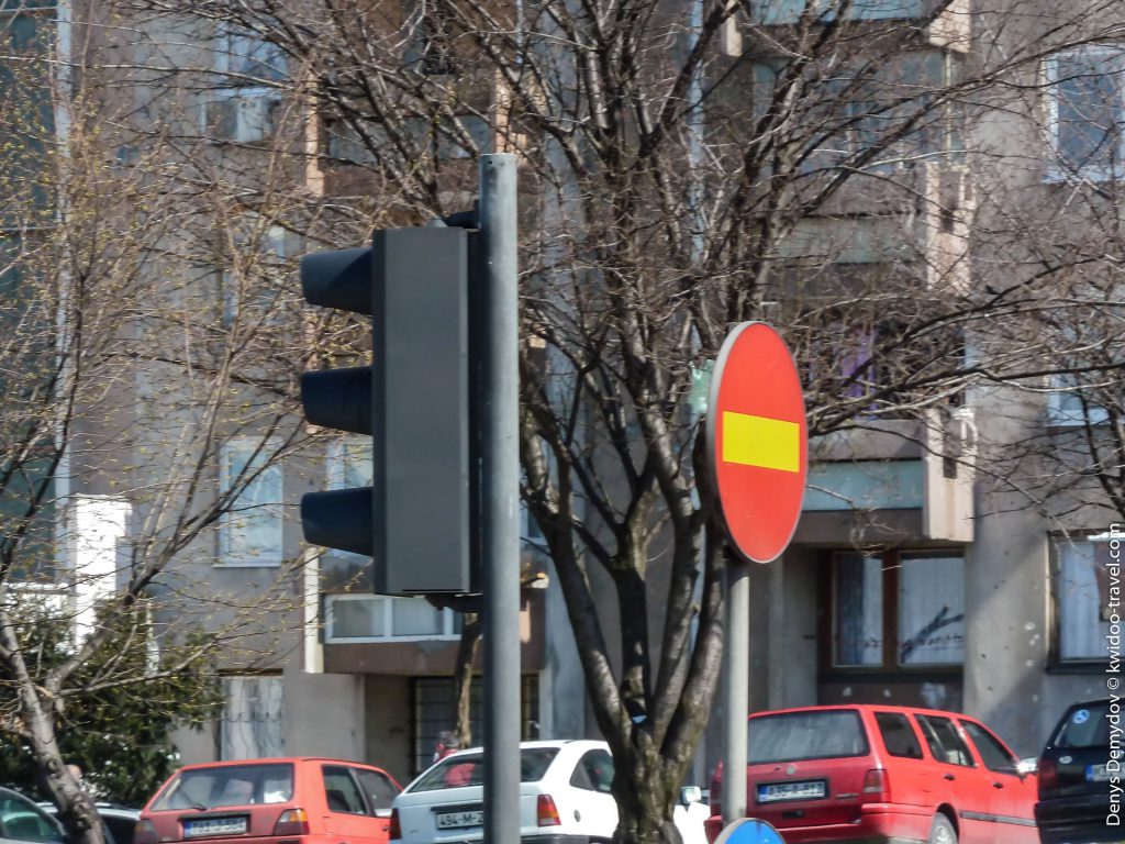 Знак "Кирпич" в Боснии желто - красного цвета