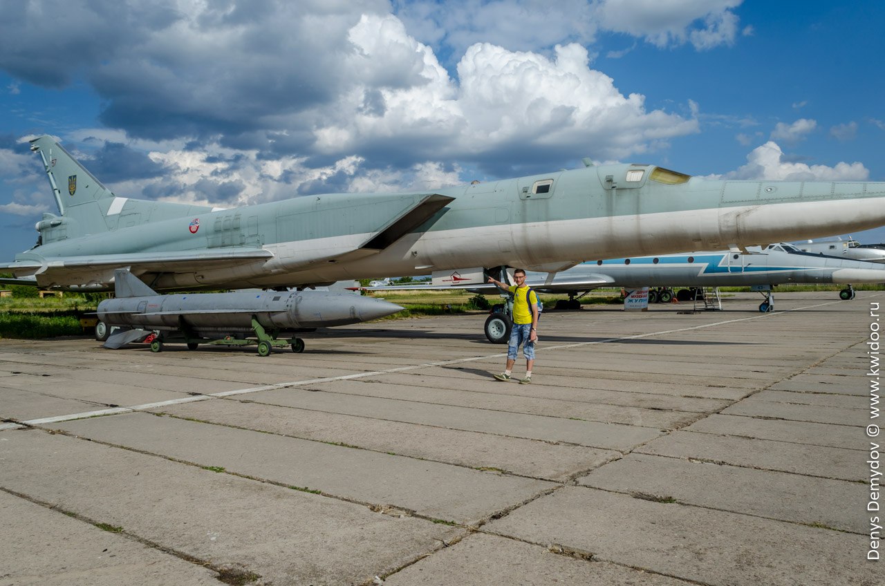 В киевском музее авиации на фоне сверхзвукового стратегического ракетоносца-бомбардировщика