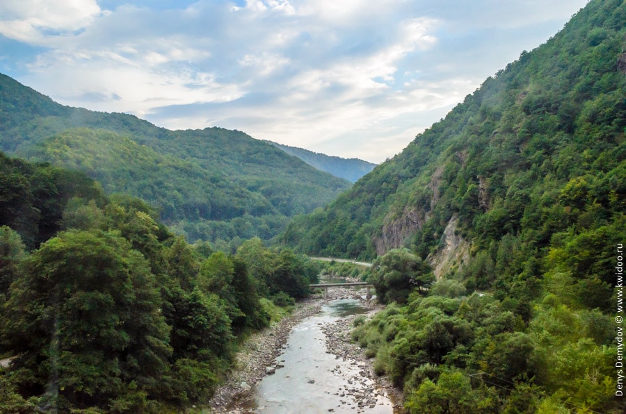 Одна из сотен рек, спрятанных от посторонних глаз в глубоких и не очень каньйонах, которые вы будете проезжать на маршруте поезда.