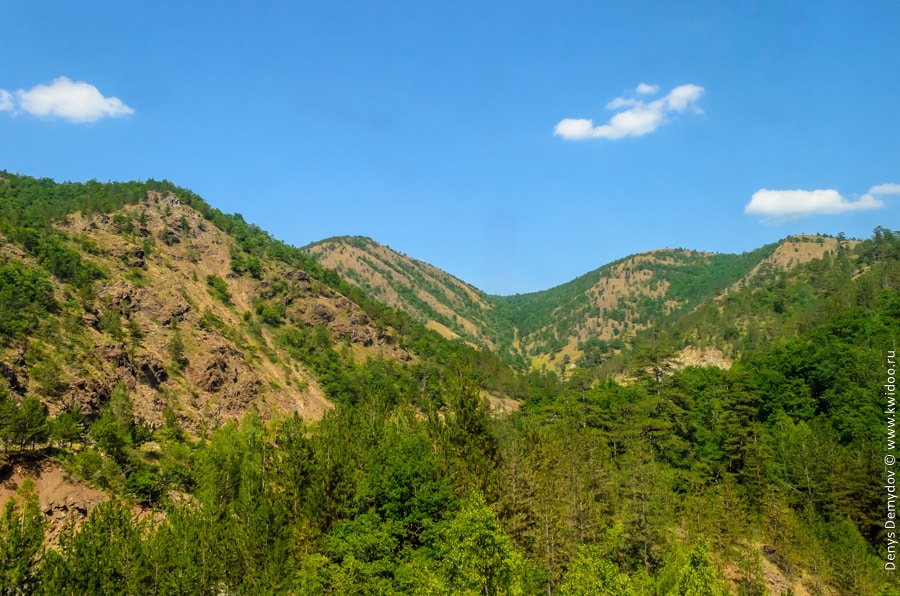 山の中を、山の中を走る。セルビアの北部ではすでに、目を離すことのできない風景を目にするようになる！