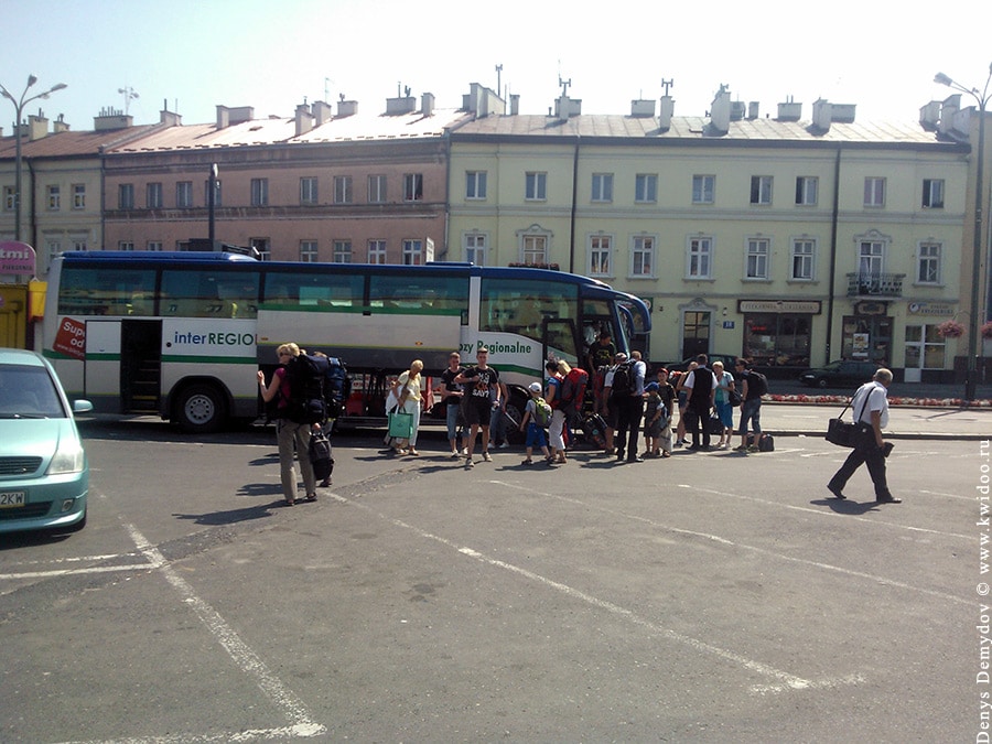 На одной из парковок остановился автобус дальнего следования Inter Regio Bus и высаживает группу пассажиров.