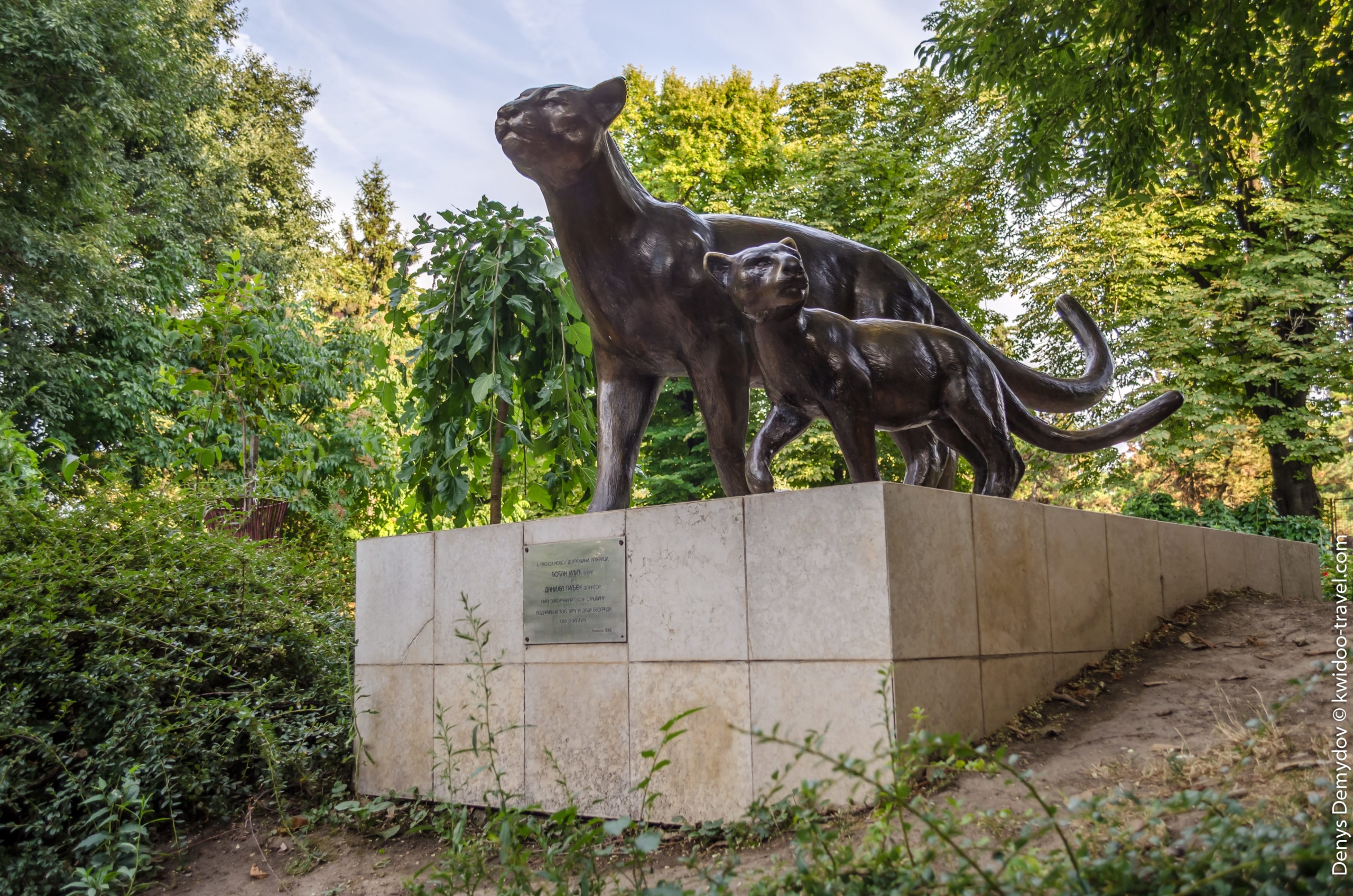 Памятник семейству пантер