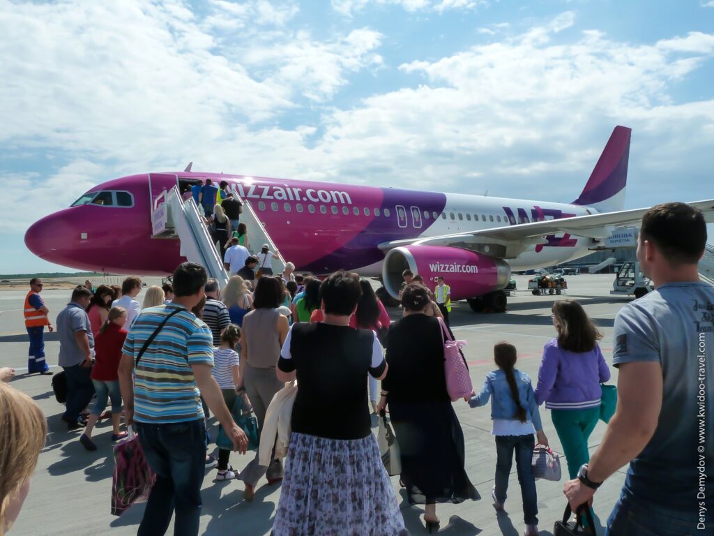 Посадка на аэробус компании WizzAir перед полетом Донецк - Кутаиси