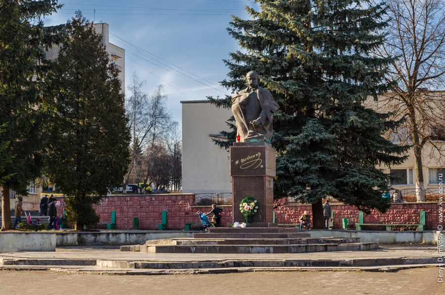На главной площади Стебника стоит памятник Тарасу Шевченко