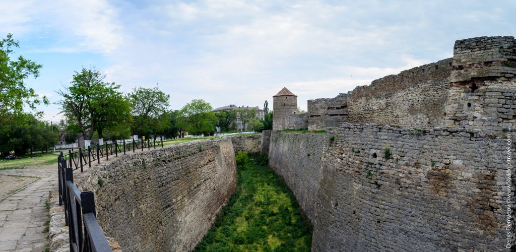 Панорама со стенами и оборонительным рвом крепости