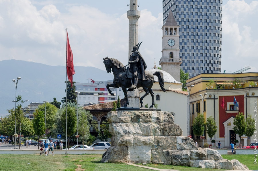 Памятник Скандербергу (Кастриоти) в центре Тираны