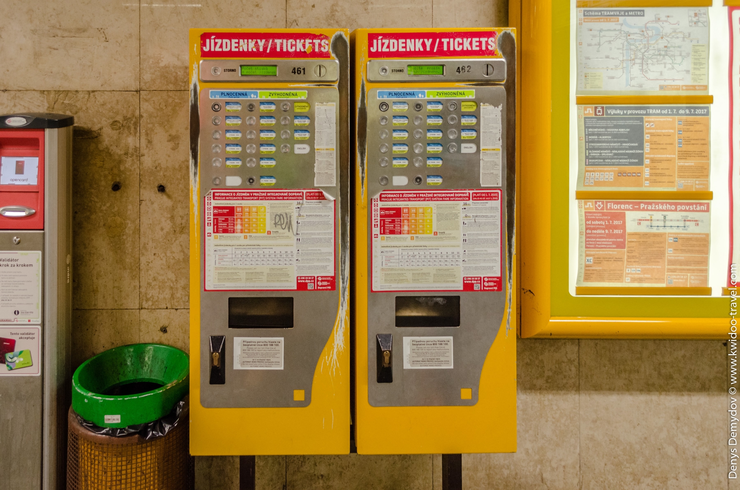 Так выглядят старые автоматы по продаже билетов (которые не принимают карты к оплате)