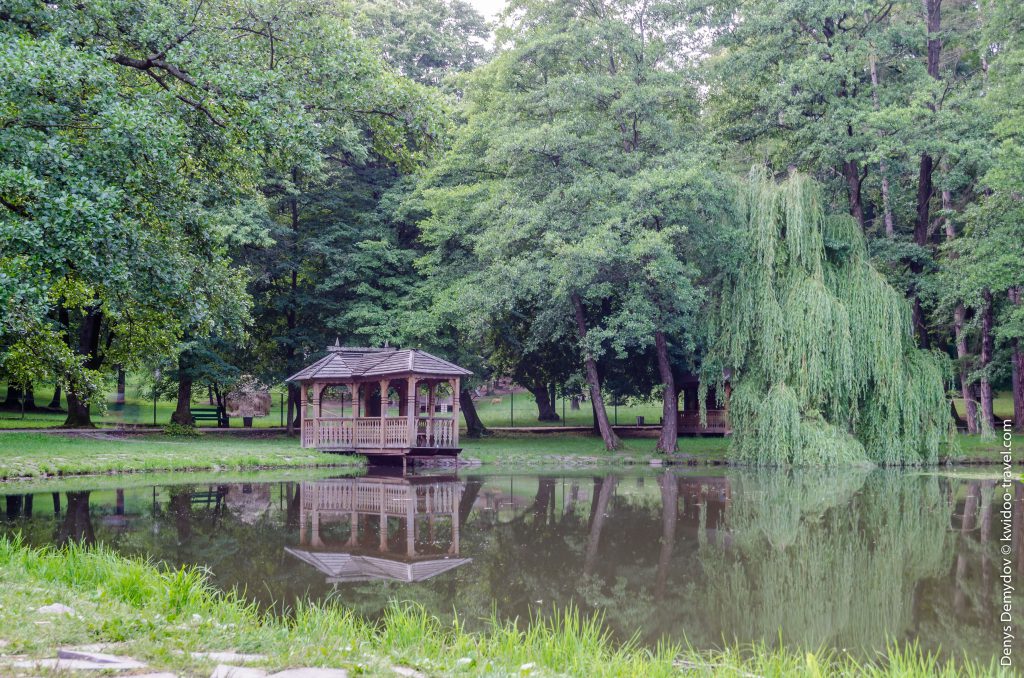 Пруд в парке возле дворца Шенборнов