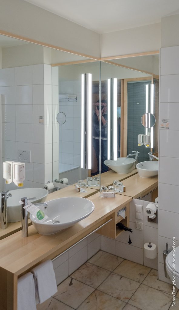 Фото ванной комнаты в отеле Фото рабочего стола в венском отеле Falkensteiner Hotel Am Schottenfeld