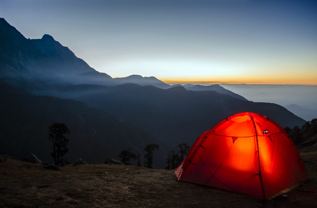 Порою ночевка в палатке способна произвести невероятные впечатления