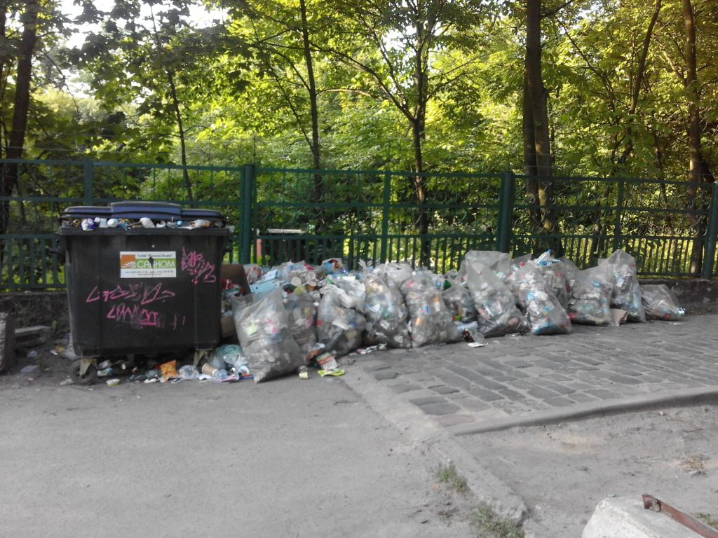 Даже в центре Львова, возле основных достопримечательностей, можно встретить горы мусора