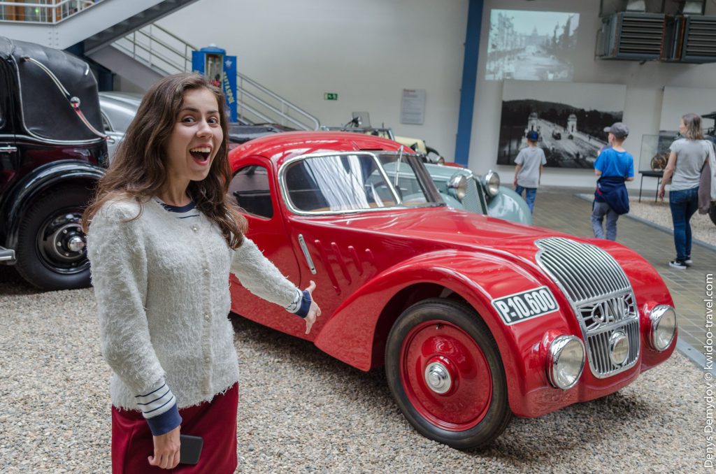 Автомобильные музеи всегда нравятся девушкам. Особенно если там есть маленькая красная машинка!
