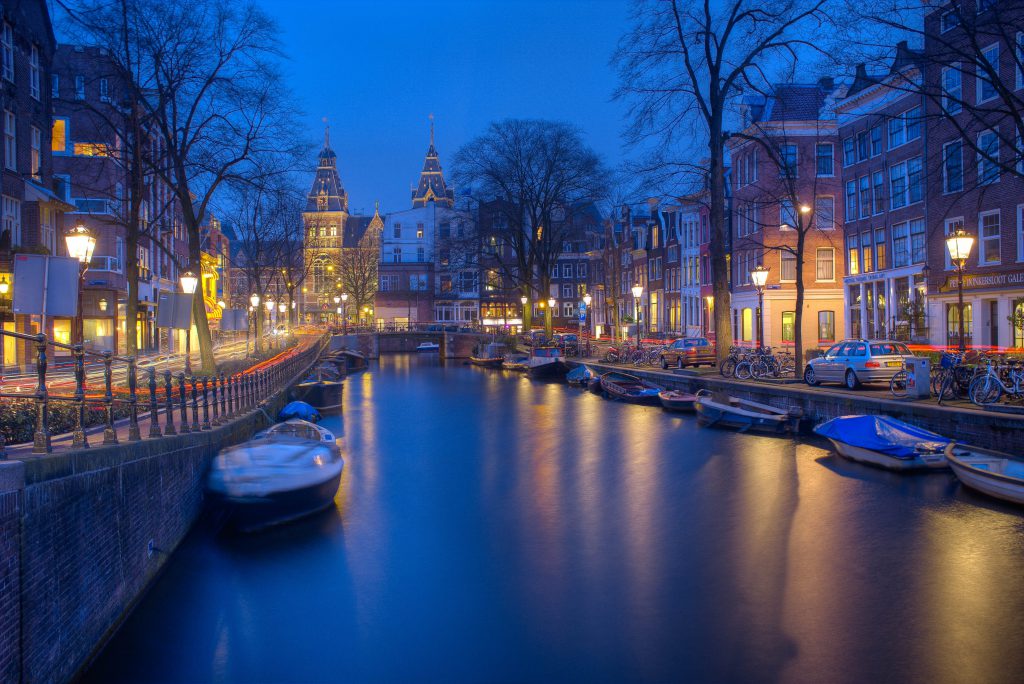 А сейчас в тестовом режиме находится программа для транзитных пассажиров, позволяющая посмотреть Амстердам!