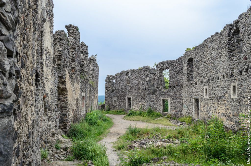 Руины Невицкого замка возле Ужгорода, в Закарпатской Украине