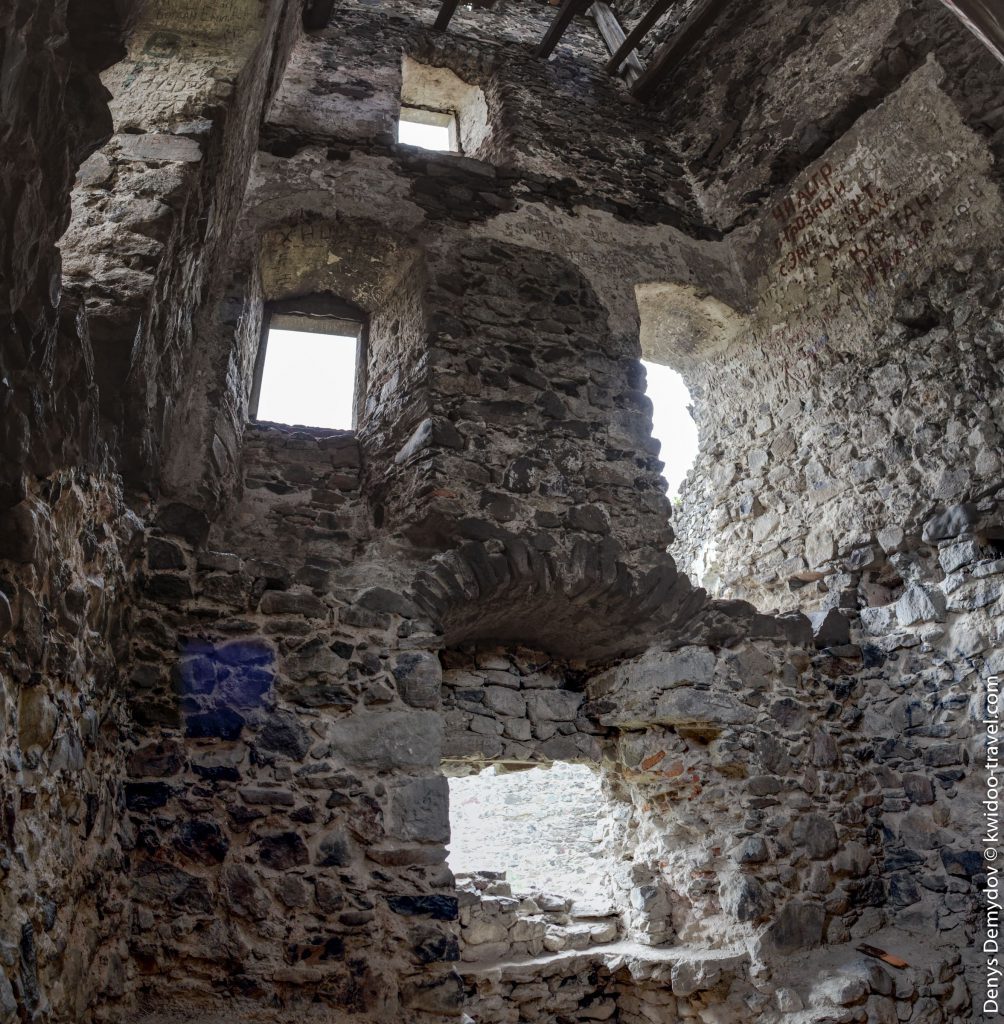 Так выглядит башня-донжон Невицкого замка изнутри по состоянию на 2017 год