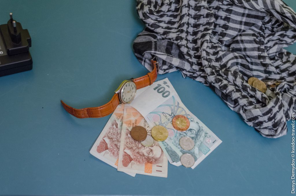Чешские кроны монетами и банкнотами