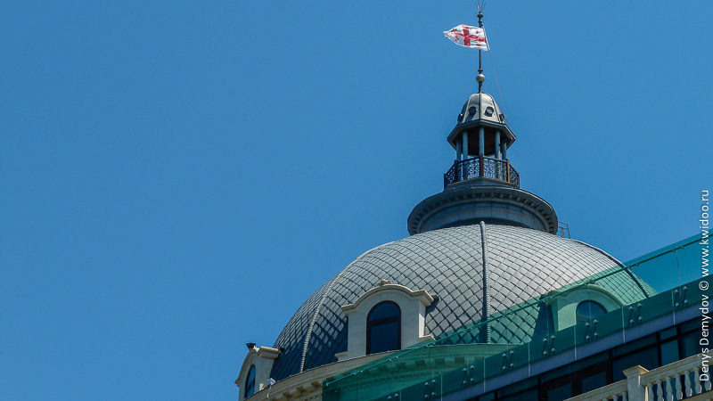 Флаг Грузии на центральной площади парламентской столицы