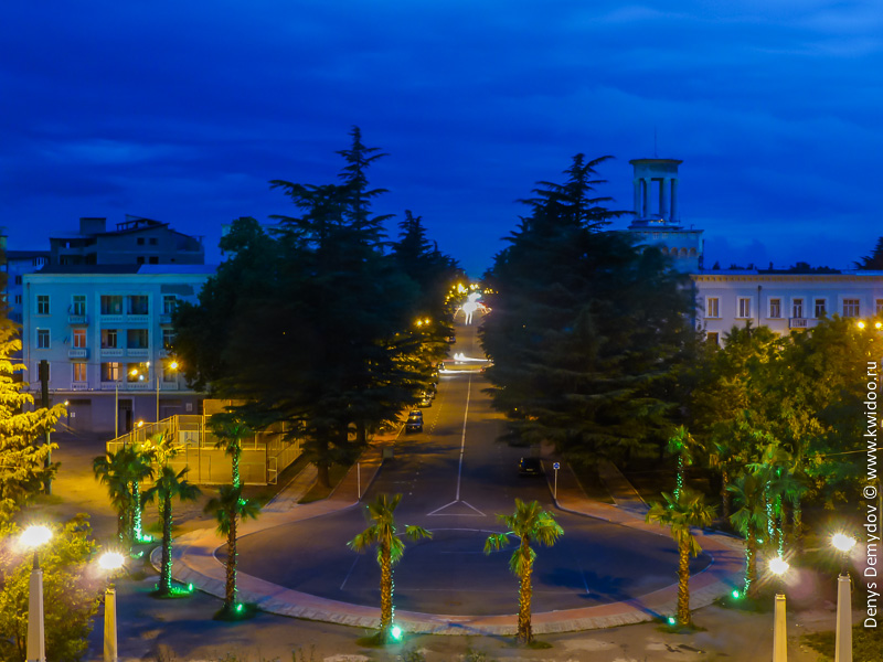 Вечернее Кутаиси: вид на проспект Давида Строителя с лестницы возле ЖД вокзала