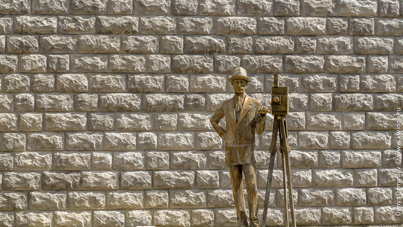 Памятник кинорежиссеру в Кутаиси
