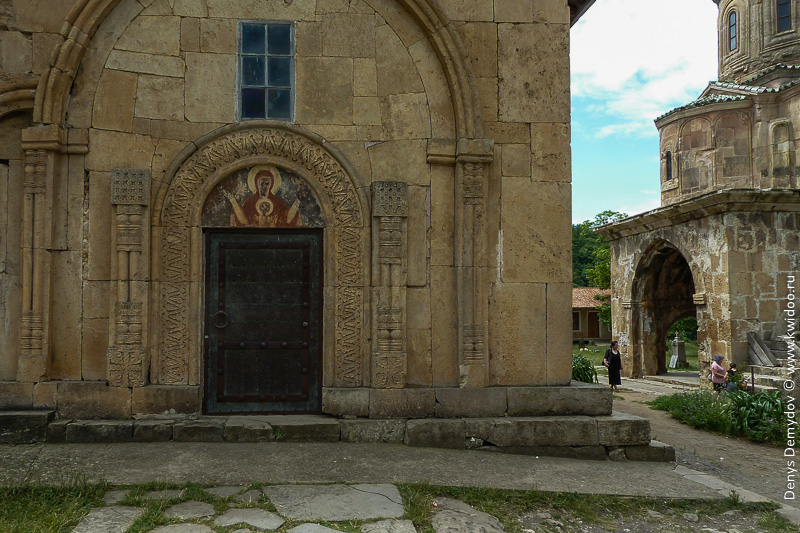 Фото одного из боковых входов в монастырь