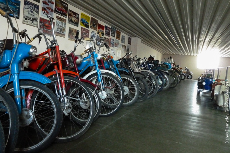 Огромное множество старых велосипедов и мотоциклов от клуба Фаэтон Запорожье