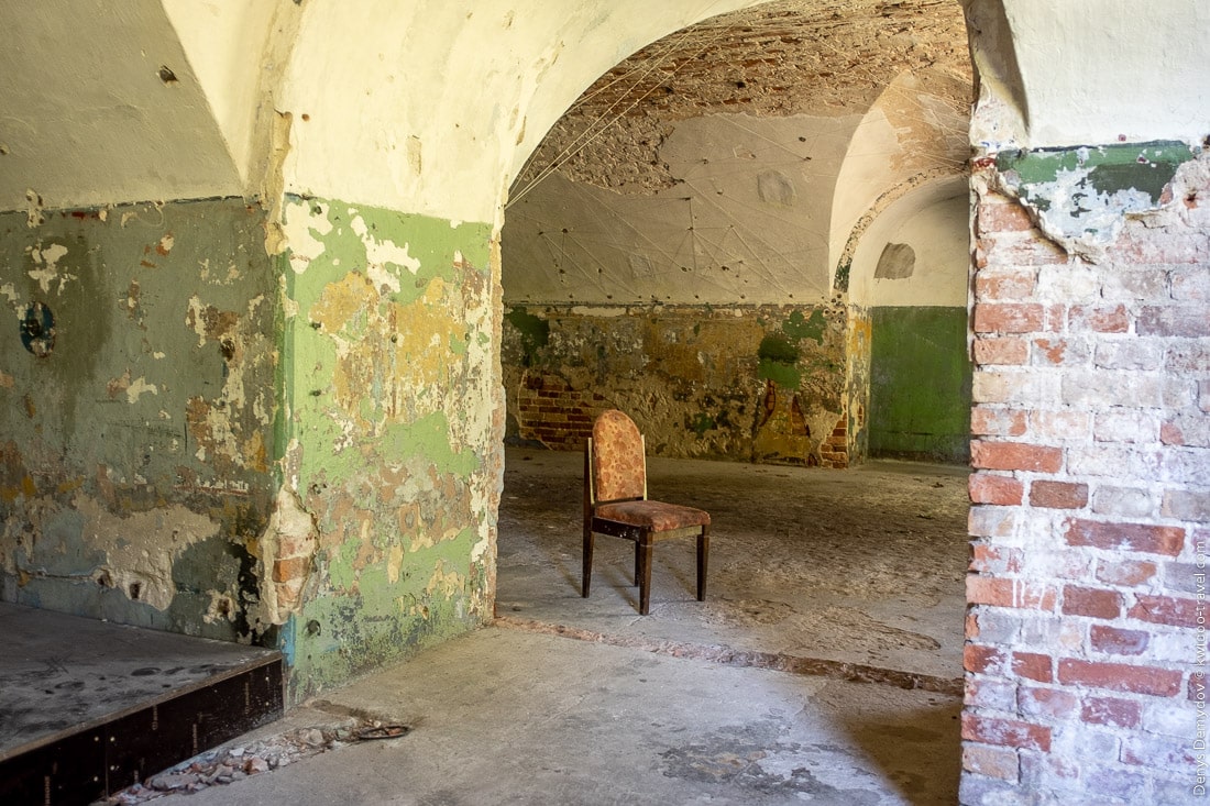 A chair and a strange pattern of threads among the ruins of Daugavgrīva fortress.
