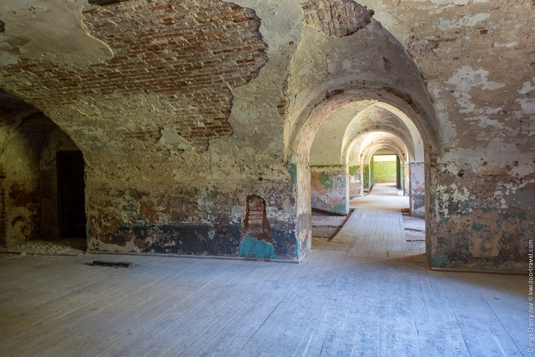 Inside the ruins of the Ust-Dvinsky fortress. Photo.