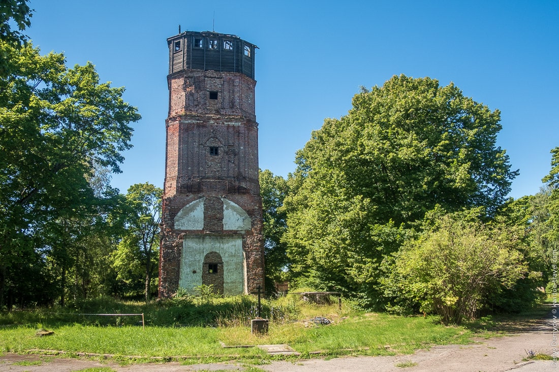 Бывшая водонапорная башня, она-же - бывшая колокольня православной церкви в крепости со времен нахождения здесь царских войск