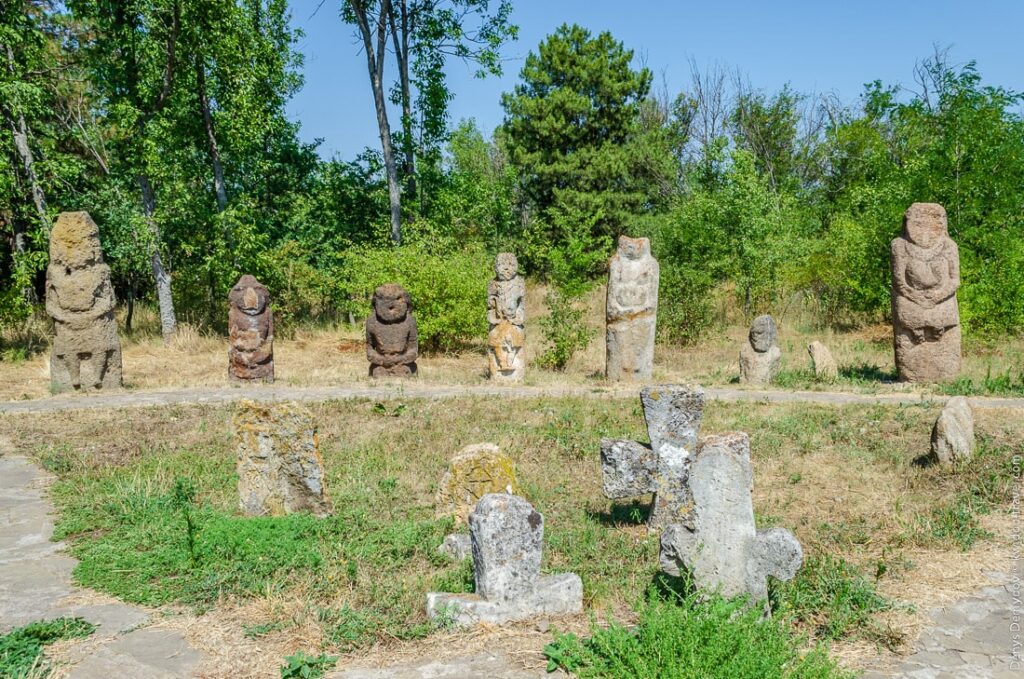 На переднем фоне - старинные казацкие кресты, а позади - каменные бабы.